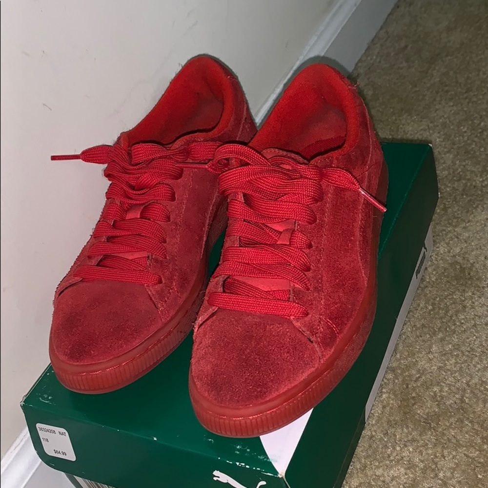 Red classic pumas